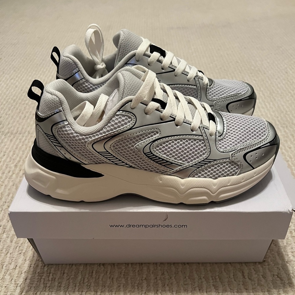 NIB Dream Pairs White and Gray Sneakers Size 7.5